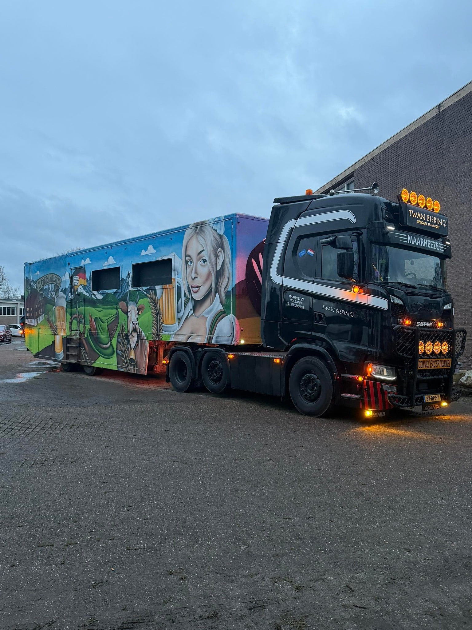 De carnavalswagen van VG de Wegbloazers
